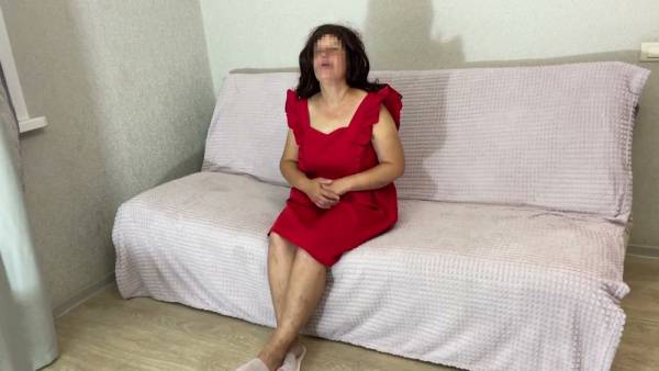 Mature MILF takes him deep in the ass on a pink couch on adultfans.net