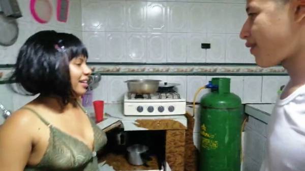 Venezuelan beauty seduces the plumber with a kitchen blowjob session - Venezuela - India on adultfans.net