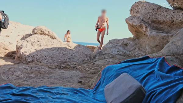 Exposed on the rocks: a public handjob leads to a cumshot under the sun - Italy on adultfans.net