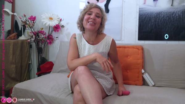 MILF enjoys a vibrating plug in her ass on the living room sofa on adultfans.net