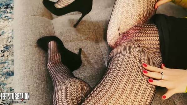 Curvy brunette in fishnets takes anal from her partner before a cumshot on adultfans.net