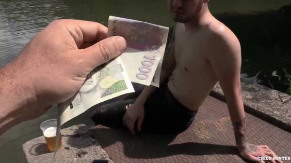 Czech man takes cash and gives head under the trees - Czech Republic on adultfans.net