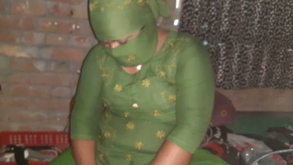 Full-figured Indian woman in floral dress and face-covering headscarf - India on adultfans.net