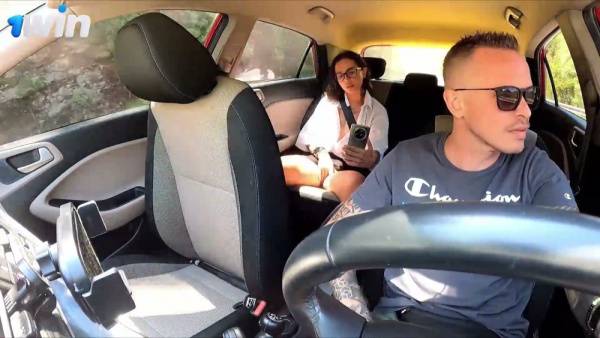 Russian streamer exposes herself on camera while riding with a British driver - Russia - Britain on adultfans.net