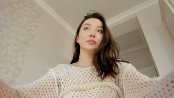 Korean woman pleasures herself with a black vibrator on webcam - North Korea on adultfans.net
