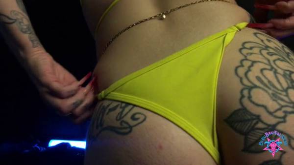 Tattooed goth woman teases in yellow bikini before anal play with glass dildo - France on adultfans.net