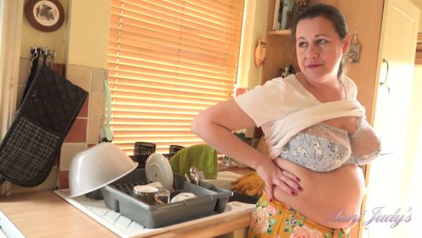 British housewife Eva Jayne gives intimate kitchen JOI with natural full breasts - Britain on adultfans.net