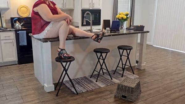 Curvy housewife gets serviced by muscular repairman in kitchen after service call on adultfans.net