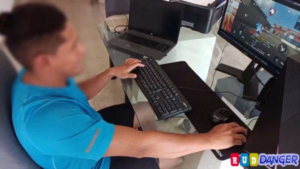 Red-haired stepdaughter interrupts her stepdad's gaming session with a bold move on adultfans.net