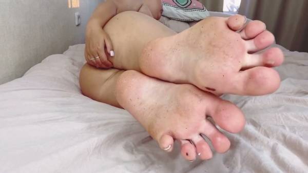 Solo foot fetish webcam session with polished toes on display on adultfans.net