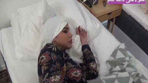 Iranian woman in hijab and black lingerie takes it deep on camera - Iran on adultfans.net