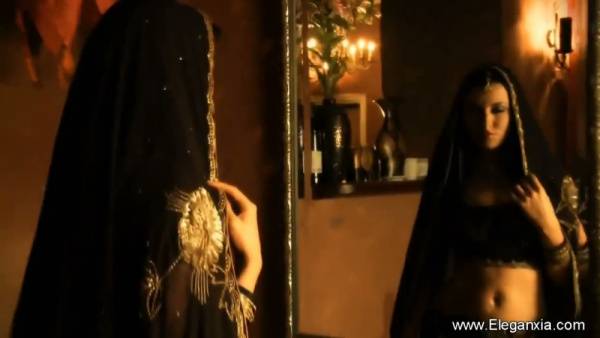 Indian dancer teases in ornate traditional dress before slowly undressing - India on adultfans.net