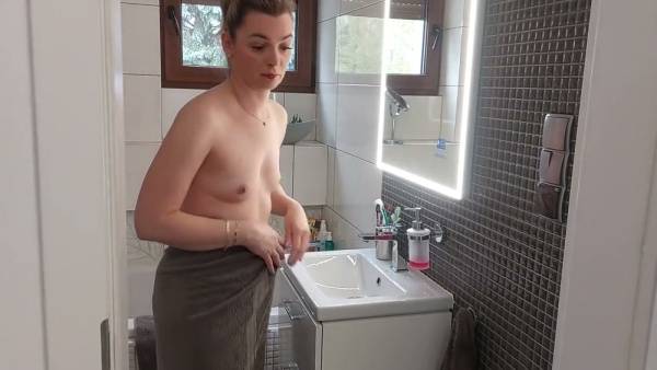 Blonde MILF receives a cash on delivery package that leads to intimate moments on adultfans.net