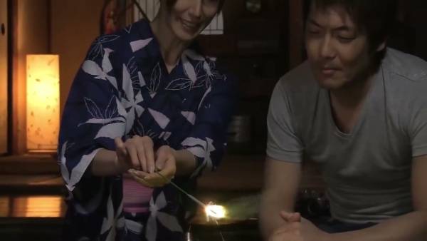 Young Asian woman in a floral kimono ties a man's wrists with red rope before being bound in return - Japan on adultfans.net