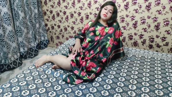 Pakistani milf explores her wet pussy with fingers on the bed - Pakistan on adultfans.net