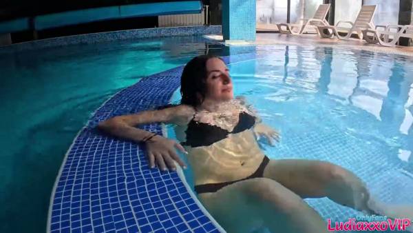 Pierced brunette tempts in hotel pool before moving to the bedroom - Canada on adultfans.net