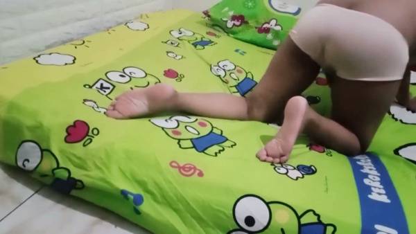 Indonesian woman caught in passionate cheating moment on cartoon bed - Indonesia on adultfans.net