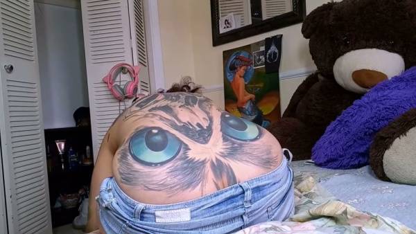 Tattooed stepmom bends over painting nails, revealing her wide backside on adultfans.net