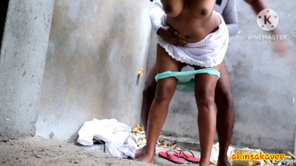 Passionate outdoor encounter between a Sri Lankan woman and her Indian lover - India - Sri Lanka on adultfans.net