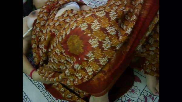 Mature Indian wife Velamma pleasures herself in bed with fingers - India on adultfans.net