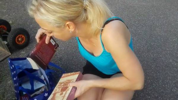 Amateur voyeur clip captures unsuspecting women at an outdoor flea market on adultfans.net