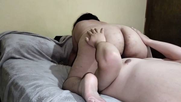 Plump BBW rides her partner's face with deep grinds in bed on adultfans.net