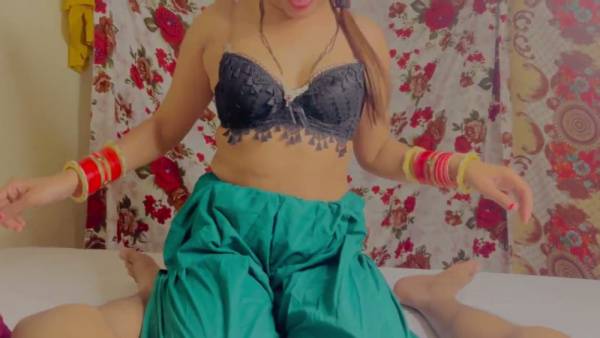 Indian beauty gives intense handjob before taking load in her mouth - India on adultfans.net