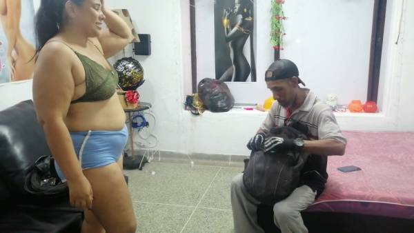 Mature Venezuelan woman joins intense group encounter in a tight room - Venezuela on adultfans.net