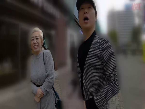 Blonde middle-aged woman receives oral from young Asian man in hotel - Japan on adultfans.net