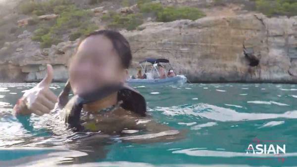 Chinese woman explores her body underwater during a beachside photo session - China - Japan on adultfans.net