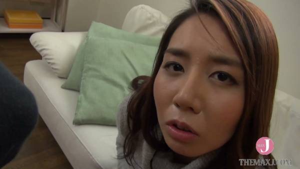 Plump Japanese wife delivers intense oral while being watched - Japan on adultfans.net