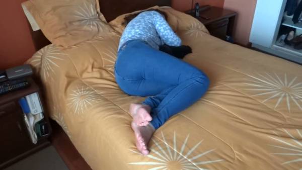 Alone on the yellow bed she pulls down her jeans and touches herself on adultfans.net