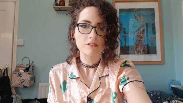 British girlfriend in glasses shares an intimate creampie moment - Britain on adultfans.net