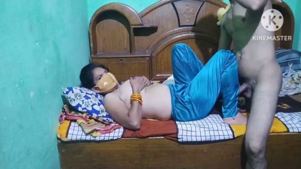 Indian housewife enjoys passionate webcam sex with her lover - India on adultfans.net