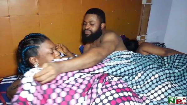 She wakes up to find a Nigerian couple already fucking in her bed - Nigeria on adultfans.net