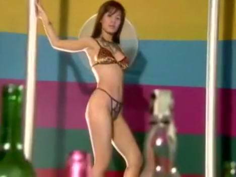 Voluptuous Chinese dancer mesmerizes with a solo pole striptease - China on adultfans.net