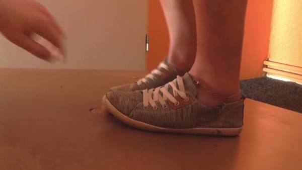 Amateur foot fetish session ends with cumshot on bare feet on adultfans.net